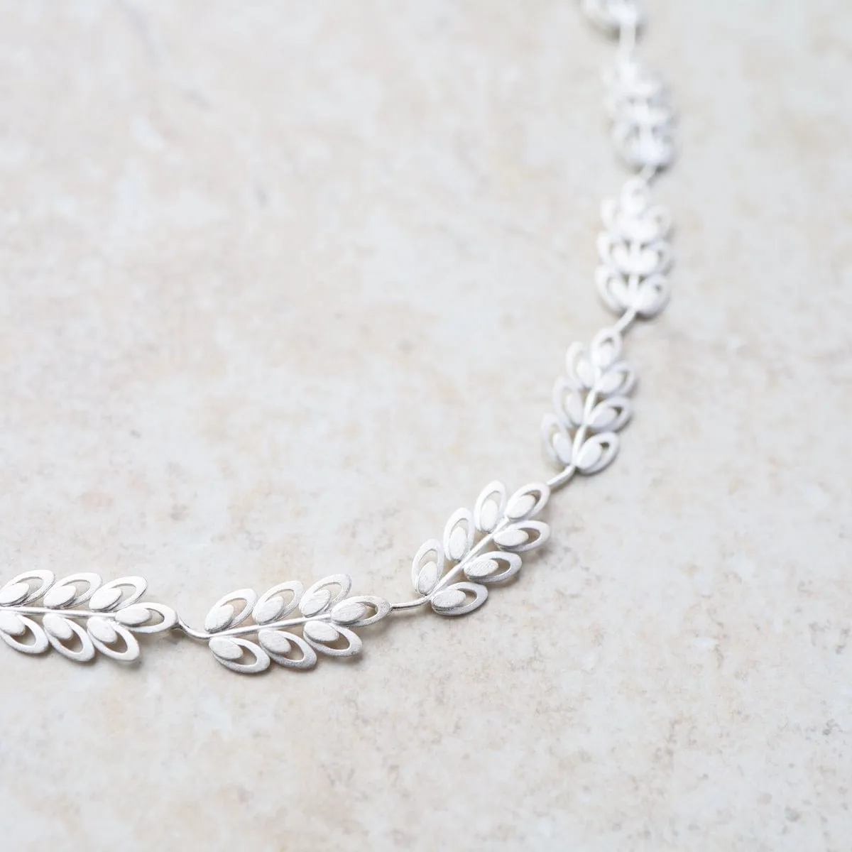 Trellis Leaves Collar Necklace